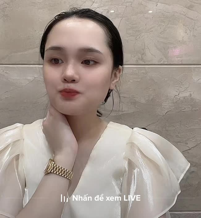 Quỳnh Anh diện đồng hồ trị giá cả tỷ đồng được Duy Mạnh tặng khi livestream bán hàng - Ảnh 1.