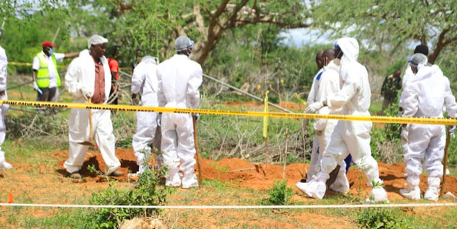 Tìm thấy 21 thi thể trong mảnh đất của mục sư Kenya - Ảnh 1.
