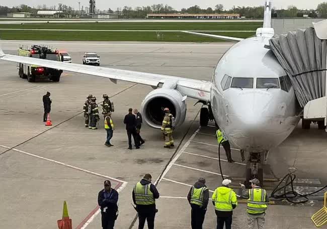 Video: Máy bay Boeing 737 gặp sự cố hy hữu ở độ cao hàng nghìn mét, tia lửa phụt ra từ động cơ sau khiến hàng loạt hành khách hoảng loạn - Ảnh 2.