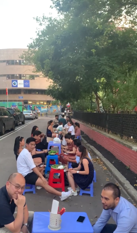 Nhà hàng Việt bán bún đậu mắm tôm 800 nghìn VNĐ/suất ở New York: Lọt top 30 quán ăn ngon nhất của báo Mỹ, thực đơn khiến khách ca ngợi hết lời - Ảnh 4.