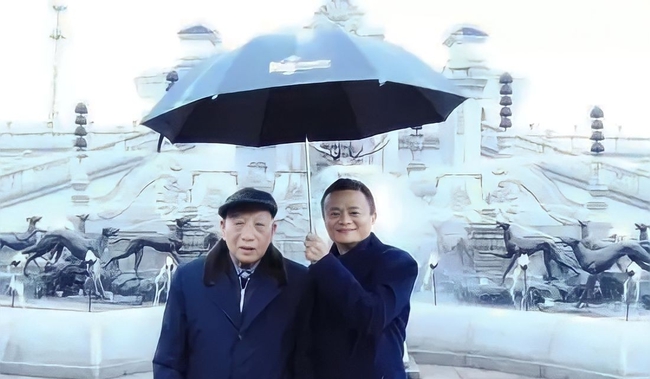 Người đ&agrave;n &ocirc;ng khiến Jack Ma cầm &ocirc; che khi đi c&ugrave;ng: Từ n&ocirc;ng d&acirc;n ngh&egrave;o trở th&agrave;nh &ocirc;ng tr&ugrave;m kinh doanh đa lĩnh vực, x&acirc;y dựng Hollywood phương Đ&ocirc;ng lừng lẫy - Ảnh 10.