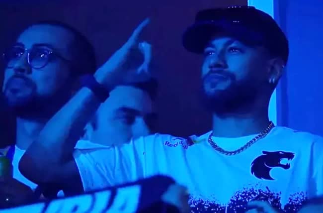 Nước đi cao tay của n&agrave;ng WAG n&oacute;ng bỏng khiến Neymar nghỉ chơi với bạn xấu: C&ocirc; ấy kh&ocirc;ng bao giờ nổi giận - Ảnh 3.