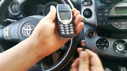 Thử cắm Nokia 3310 vào ô tô và cái kết khiến nhiều người ngỡ ngàng: Đúng là huyền thoại, cái gì cũng có thể làm được! - Ảnh 1.