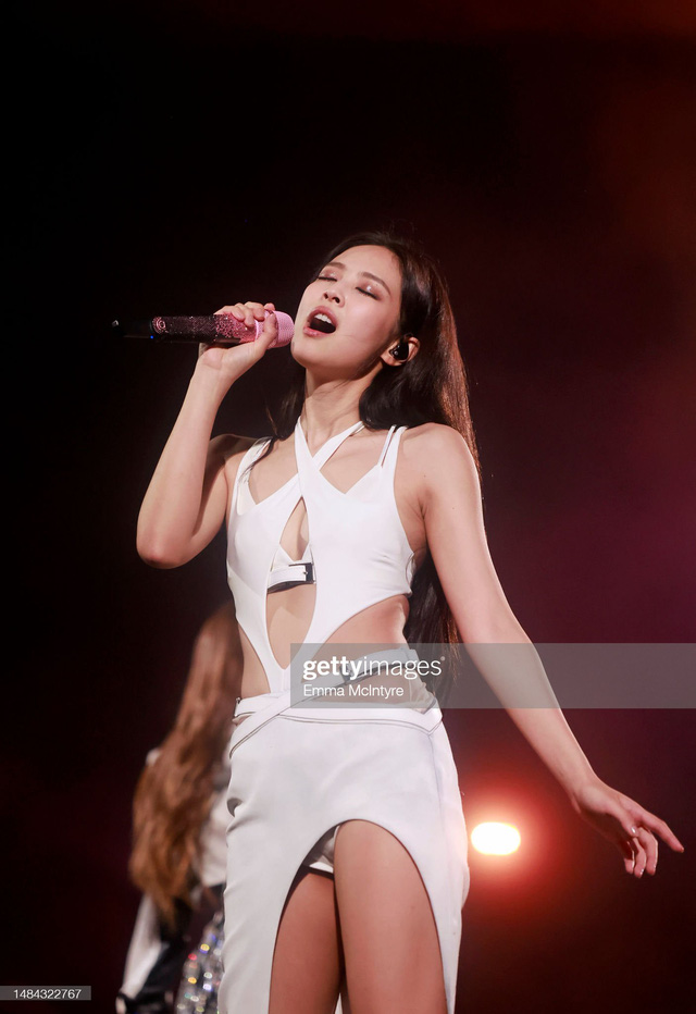 Jennie (BLACKPINK) hở bạo, quá sexy tại Coachella 2023 tuần thứ 2 - Ảnh 5.