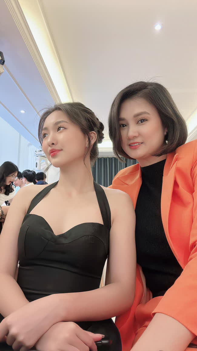 Hoa kh&ocirc;i b&oacute;ng chuyền Kim Huệ chụp l&eacute;n con g&aacute;i qua cam thường, d&acirc;n mạng hết lời khen phải đi thi hoa hậu - Ảnh 3.