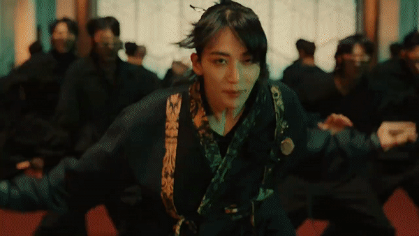 Nh&oacute;m nam b&aacute;n album vượt BTS h&oacute;a T&ocirc;n Ngộ Kh&ocirc;ng, khoe vũ đạo c&ugrave;ng... 200 vũ c&ocirc;ng trong MV mới - Ảnh 4.