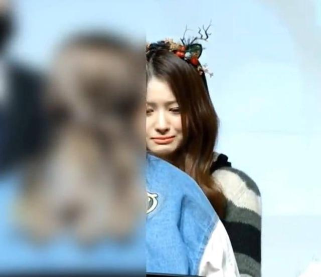 Nữ thần tượng Hàn Quốc bật khóc vì bị fan chất vấn giữa chốn đông người - Ảnh 4.