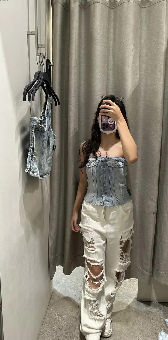 Hoa kh&ocirc;i b&oacute;ng chuyền Kim Huệ chụp l&eacute;n con g&aacute;i qua cam thường, d&acirc;n mạng hết lời khen phải đi thi hoa hậu - Ảnh 2.