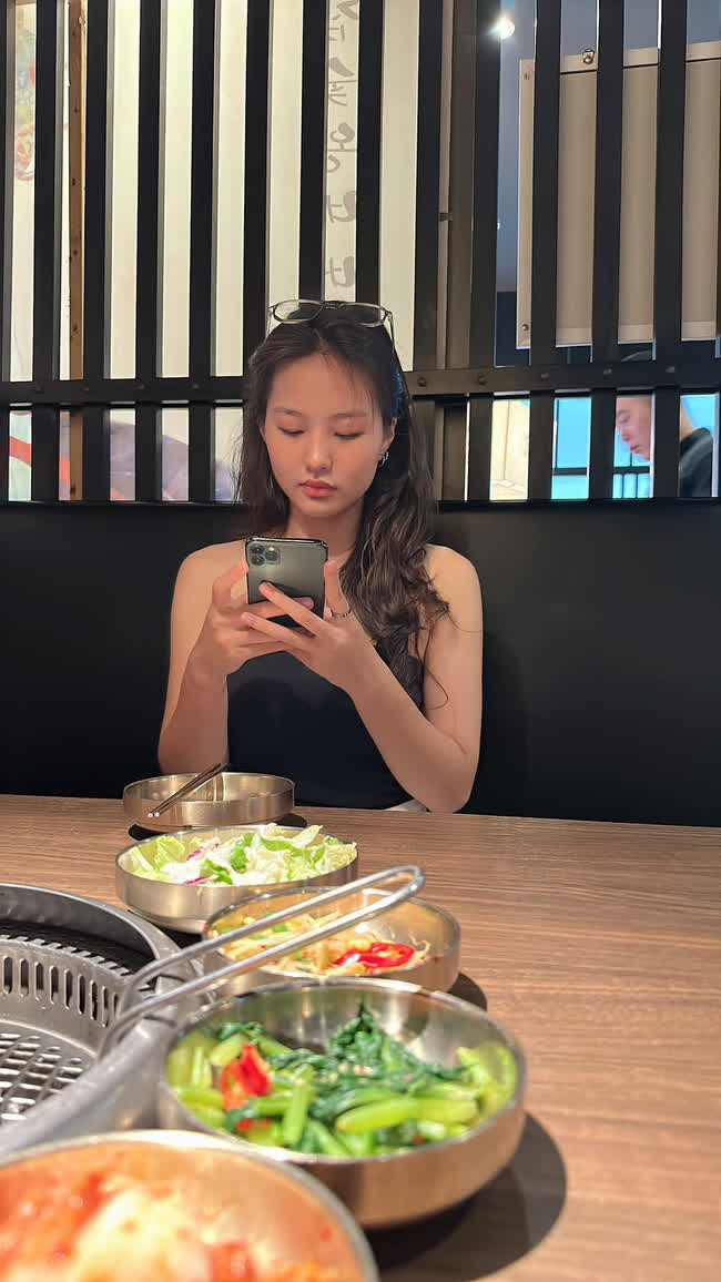 Hoa kh&ocirc;i b&oacute;ng chuyền Kim Huệ chụp l&eacute;n con g&aacute;i qua cam thường, d&acirc;n mạng hết lời khen phải đi thi hoa hậu - Ảnh 1.