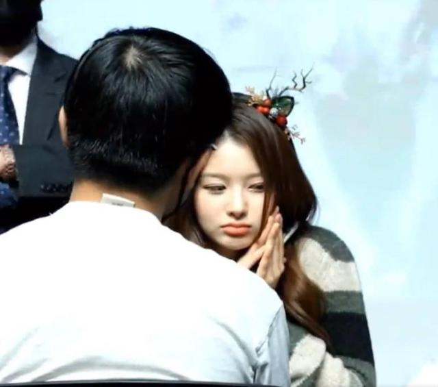 Nữ thần tượng Hàn Quốc bật khóc vì bị fan chất vấn giữa chốn đông người - Ảnh 2.