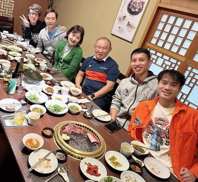 Con trai HLV Park Hang-seo khoe bữa ăn giá 35 triệu cùng Hùng Dũng, Văn Toàn, fan Việt chê: Đãi khách mà lại nói về tiền - Ảnh 1.