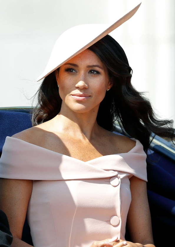 Meghan lần đầu lộ diện sau khi từ chối dự lễ đăng quang của Vua Charles, chuyên gia phân tích ý đồ sau diện mạo khác lạ, dân mạng khẳng định cô phẫu thuật thẩm mỹ - Ảnh 6.