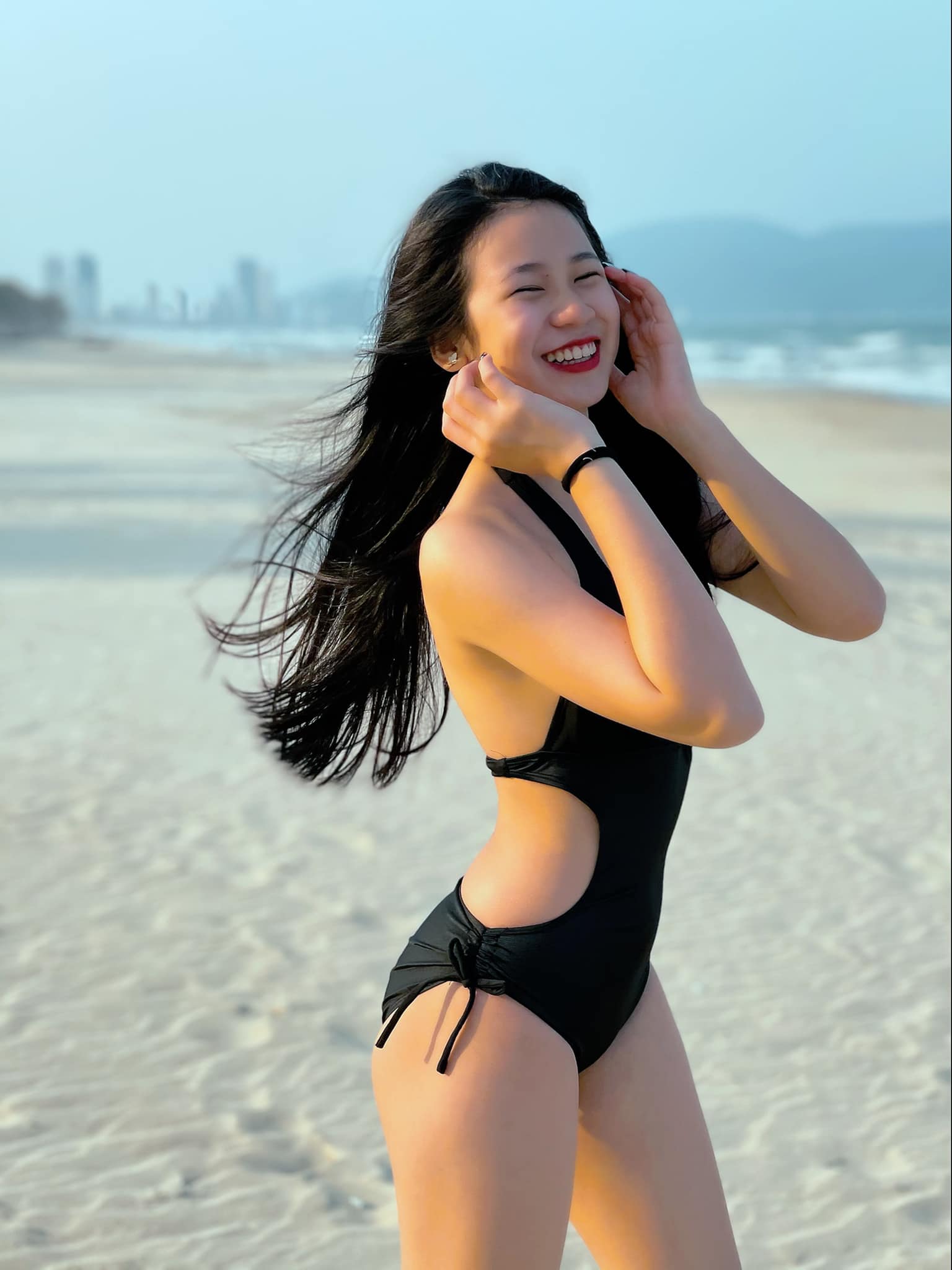 Con gái 18 tuổi của Lưu Thiên Hương: Dạn dĩ khoe body, nhan sắc đủ cạnh tranh danh xưng Hoa hậu tương lai với ái nữ nhà Quyền Linh - Ảnh 4.