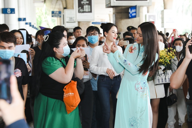 Miss Universe Thailand đến Việt Nam: Đọ sắc cùng Lê Âu Ngân Anh tại sân bay, ghi điểm với fan vì điều này - Ảnh 8.