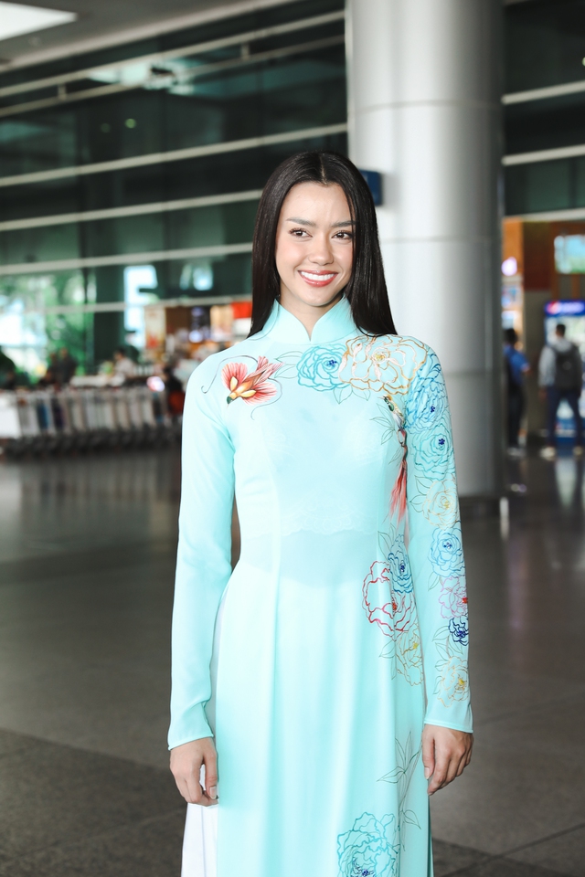 Miss Universe Thailand đến Việt Nam: Đọ sắc cùng Lê Âu Ngân Anh tại sân bay, ghi điểm với fan vì điều này - Ảnh 4.