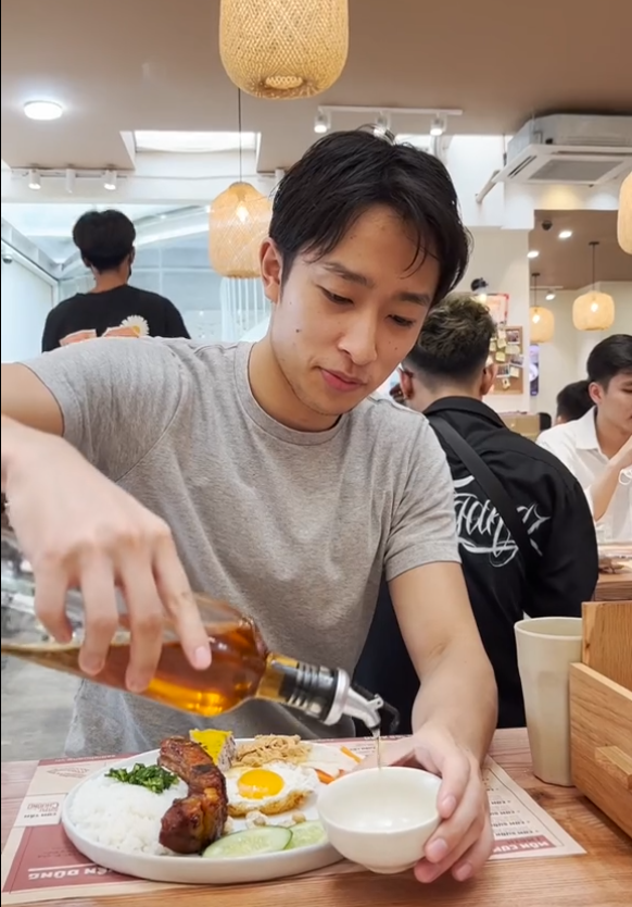 Hết xăng giữa đường, chàng trai Nhật ngạc nhiên khi được người Việt giúp chỉ bằng 1 lon nước - Ảnh 3.