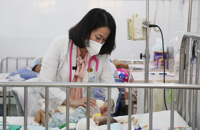 TP.HCM nóng oi bức, trẻ em nhập viện tăng cao: Bác sĩ Nhi đưa khuyến cáo - Ảnh 5.