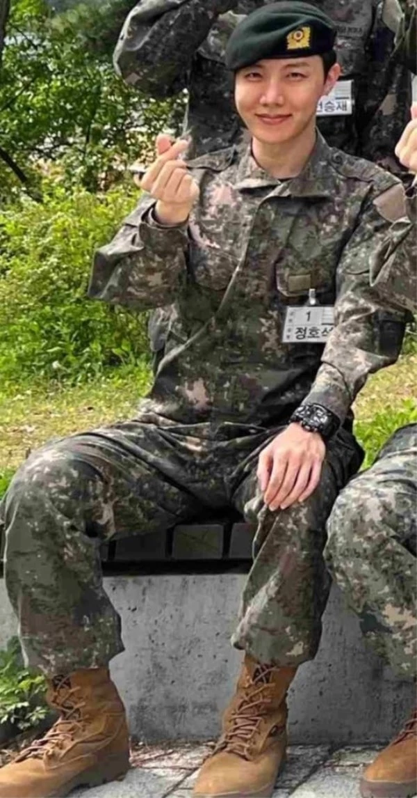 Hé lộ hình ảnh đầu tiên của J-Hope (BTS) trong quân đội: Mặt mộc qua cam thường gây bất ngờ! - Ảnh 2.