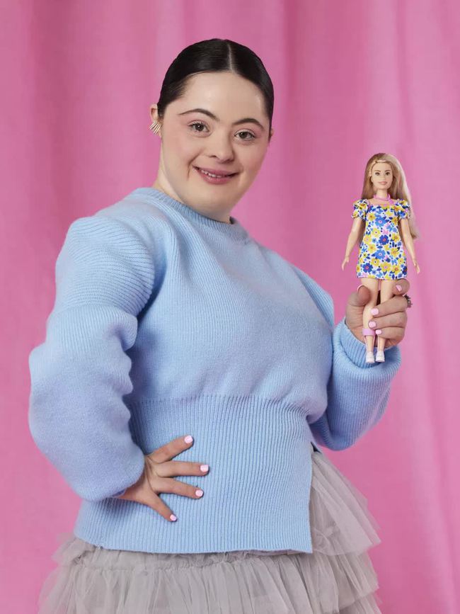 Búp bê Barbie mắc hội chứng Down đầu tiên được ra mắt, giá bán 11 đô la - Ảnh 2.