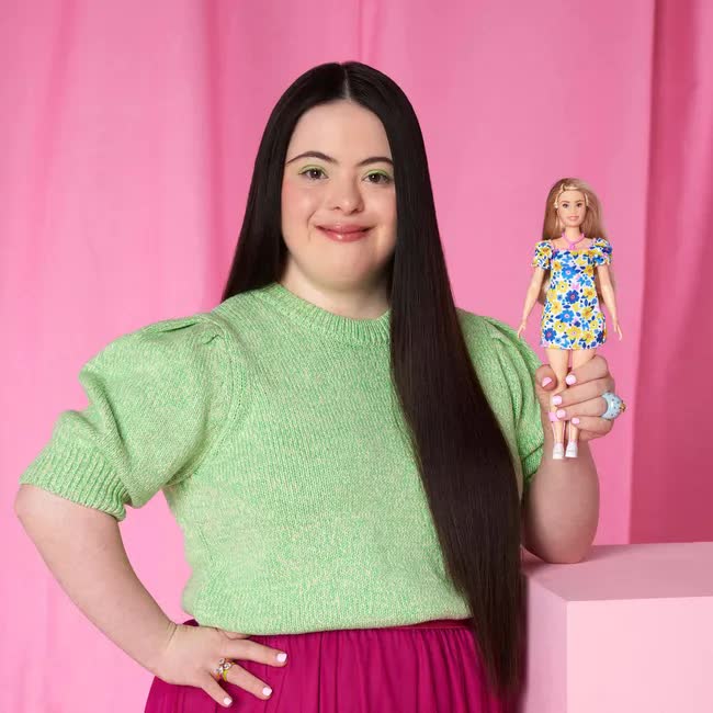 Búp bê Barbie mắc hội chứng Down đầu tiên được ra mắt, giá bán 11 đô la - Ảnh 1.