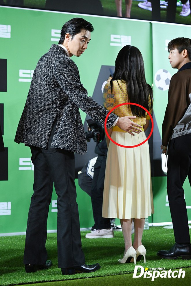 Park Seo Joon khiến người hâm mộ tan chảy với hành động ga lăng dành cho IU - Ảnh 3.