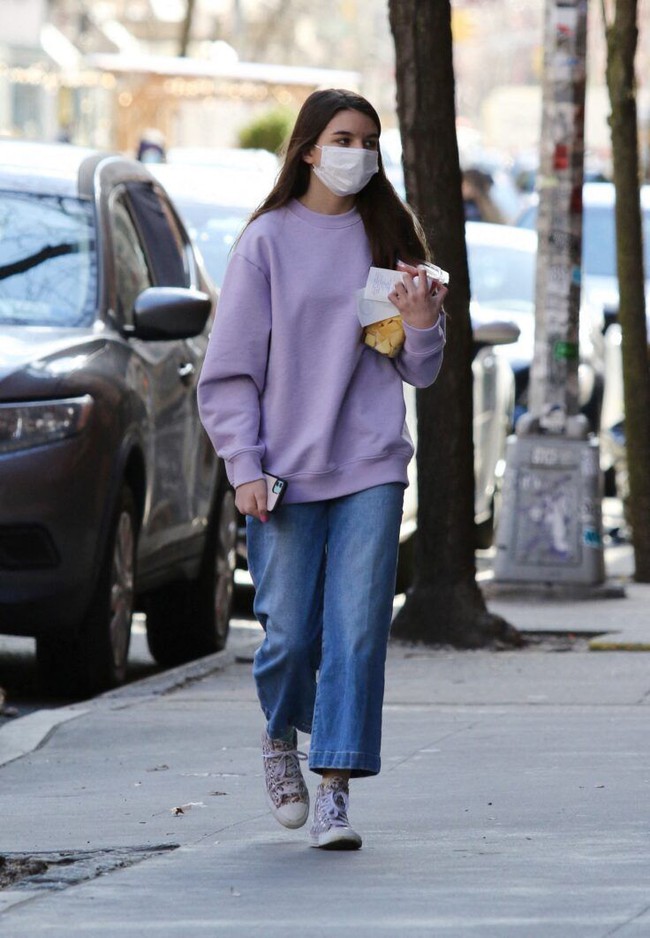 Công chúa Hollywood Suri Cruise: Xuống phố ăn mặc siêu giản dị, không cần hàng hiệu vẫn nổi bật giữa đám đông - Ảnh 5.
