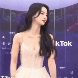 &Aacute;c nữ phim The Glory xuất hiện lẻ b&oacute;ng, bị vấp tr&ecirc;n thảm đỏ Baeksang 2023 - Ảnh 5.