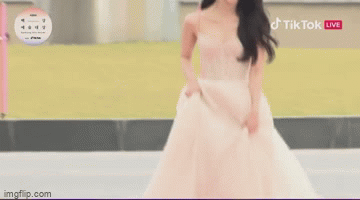 &Aacute;c nữ phim The Glory xuất hiện lẻ b&oacute;ng, bị vấp tr&ecirc;n thảm đỏ Baeksang 2023 - Ảnh 4.