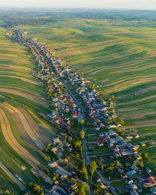Ng&ocirc;i l&agrave;ng đẹp như tranh vẽ chỉ c&oacute; duy nhất một con đường - Ảnh 3.