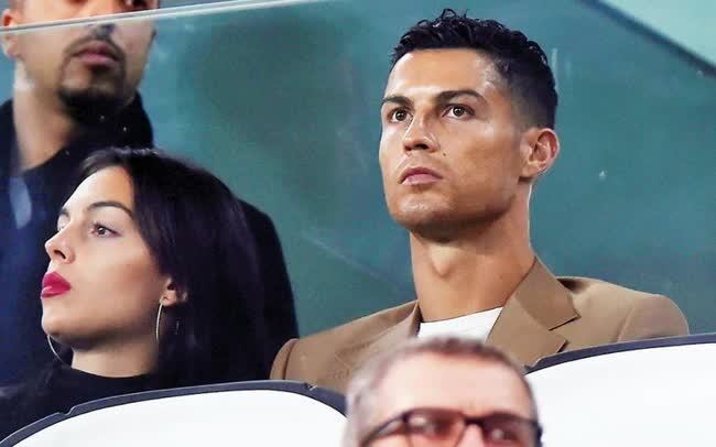 So kè WAG: Bạn gái Ronaldo hơn về độ nổi tiếng nhưng không có được danh phận như vợ Messi - Ảnh 6.