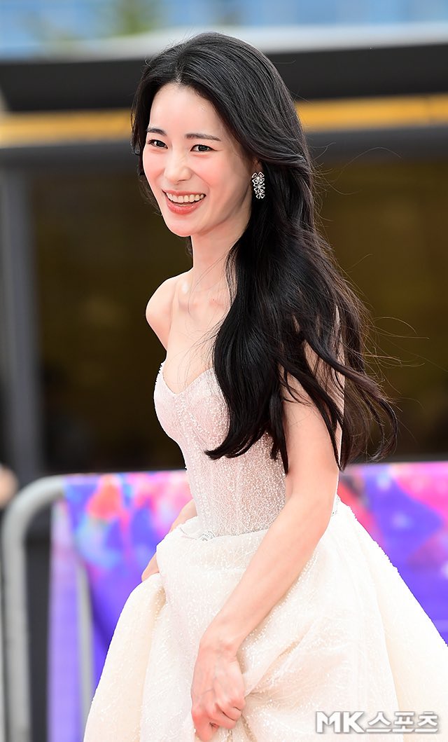 &Aacute;c nữ phim The Glory xuất hiện lẻ b&oacute;ng, bị vấp tr&ecirc;n thảm đỏ Baeksang 2023 - Ảnh 3.