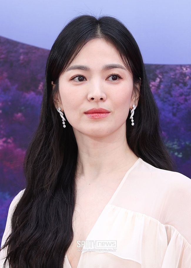 Song Hye Kyo gây bão với màn trở lại Baeksang 2023 sau 7 năm: Lộ dấu vết lão hóa trong ảnh chính thức nhưng đẹp nao lòng trong hình chụp vội? - Ảnh 6.