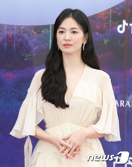 Song Hye Kyo gây bão với màn trở lại Baeksang 2023 sau 7 năm: Lộ dấu vết lão hóa trong ảnh chính thức nhưng đẹp nao lòng trong hình chụp vội? - Ảnh 5.