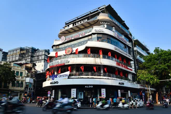 Đường phố Thủ đô rực rỡ cờ đỏ sao vàng chào mừng 48 năm ngày Giải phóng miền Nam - Ảnh 9.