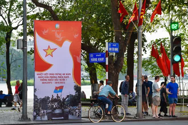Đường phố Thủ đô rực rỡ cờ đỏ sao vàng chào mừng 48 năm ngày Giải phóng miền Nam - Ảnh 8.