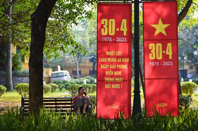Đường phố Thủ đô rực rỡ cờ đỏ sao vàng chào mừng 48 năm ngày Giải phóng miền Nam - Ảnh 6.