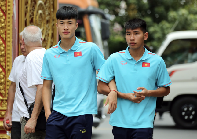 U22 Việt Nam tham quan chùa Wat Ounalom cầu may mắn trước trận ra quân SEA Games 32 - Ảnh 4.