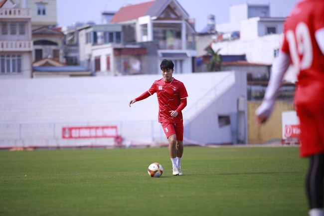 Tuổi 28 của Lương Xu&acirc;n Trường: Hết thời đỉnh cao b&oacute;ng đ&aacute; nhưng vẫn l&agrave;m chủ tịch, vợ l&agrave;m gi&aacute;m đốc - Ảnh 1.