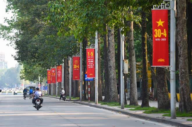 Đường phố Thủ đô rực rỡ cờ đỏ sao vàng chào mừng 48 năm ngày Giải phóng miền Nam - Ảnh 3.