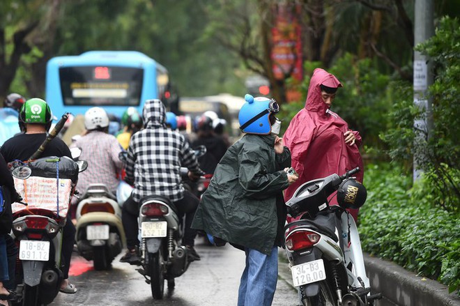 Trong mưa lớn, dòng người chen kín nhau rời Thủ đô ngày đầu nghỉ lễ - Ảnh 5.