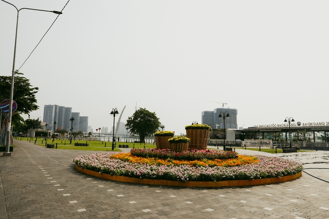 Trung t&acirc;m TP.HCM vắng lặng trong ng&agrave;y đầu kỳ nghỉ lễ, nhưng chỉ c&oacute; 2 nơi n&agrave;y đ&ocirc;ng nghịt người xếp h&agrave;ng - Ảnh 2.