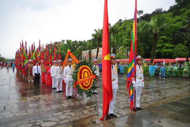 Ảnh: Dòng người ken cứng tại Đền Hùng trong ngày giỗ Tổ - Ảnh 1.