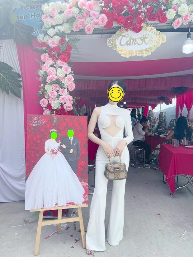 Xuất hiện hình ảnh cô gái diện váy xuyên thấu đến đám cưới, netizen ngán ngẩm: Vô ý thật sự, khổ thân cô dâu! - Ảnh 3.