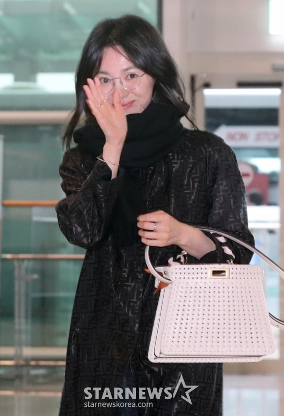 Song Hye Kyo tự tin để mặt mộc xuất hiện tại sân bay, hài lòng với sự lão hóa ở tuổi ngoài 40 - Ảnh 3.