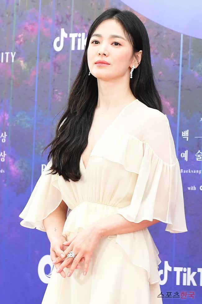 Song Hye Kyo để lộ hình xăm ấn tượng trên cánh tay, ngọc nữ màn ảnh có bước chuyển mình cực chất sau vài năm ly hôn - Ảnh 1.
