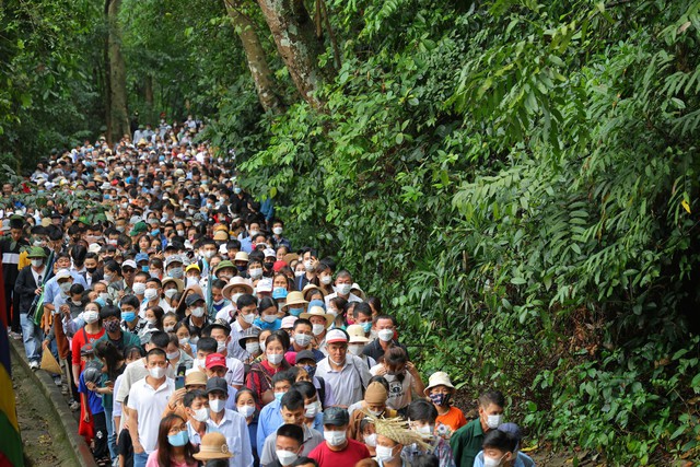 Ảnh: D&ograve;ng người ken cứng tại Đền H&ugrave;ng trong ng&agrave;y giỗ Tổ - Ảnh 10.