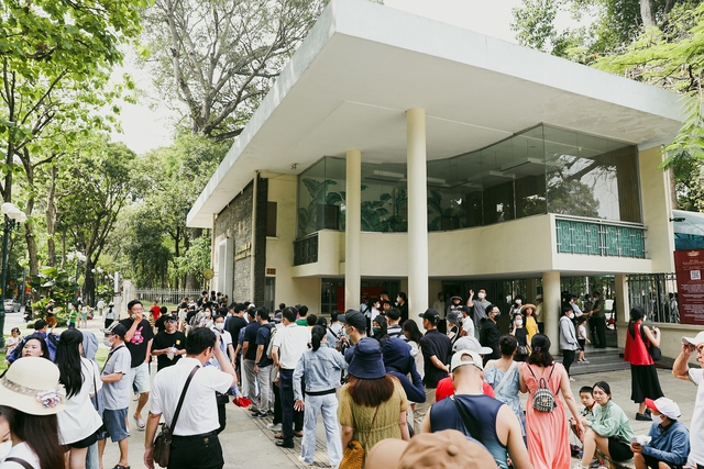 Trung t&acirc;m TP.HCM vắng lặng trong ng&agrave;y đầu kỳ nghỉ lễ, nhưng chỉ c&oacute; 2 nơi n&agrave;y đ&ocirc;ng nghịt người xếp h&agrave;ng - Ảnh 11.