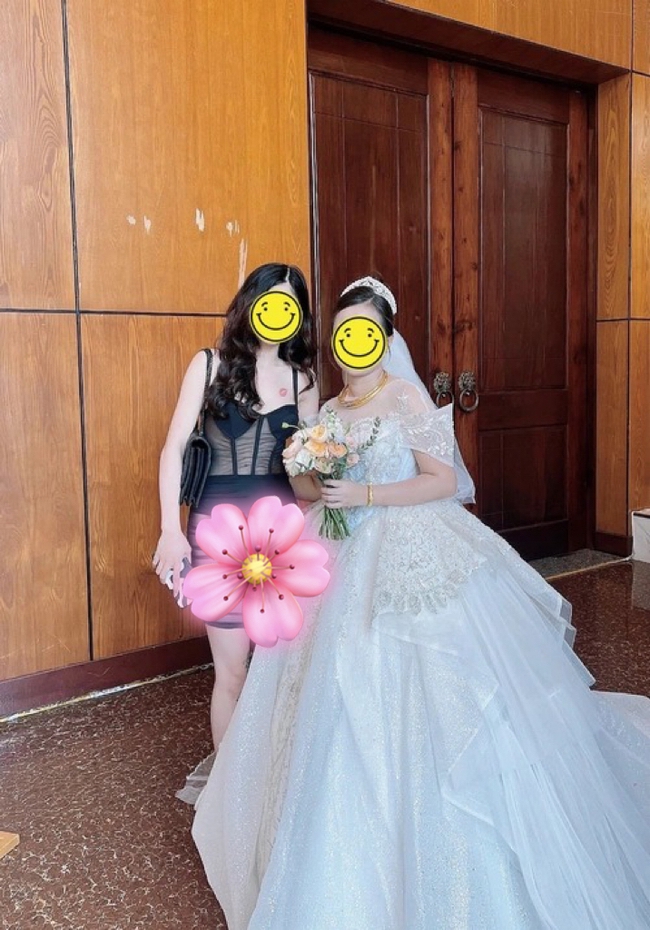 Xuất hiện hình ảnh cô gái diện váy xuyên thấu đến đám cưới, netizen ngán ngẩm: Vô ý thật sự, khổ thân cô dâu! - Ảnh 1.