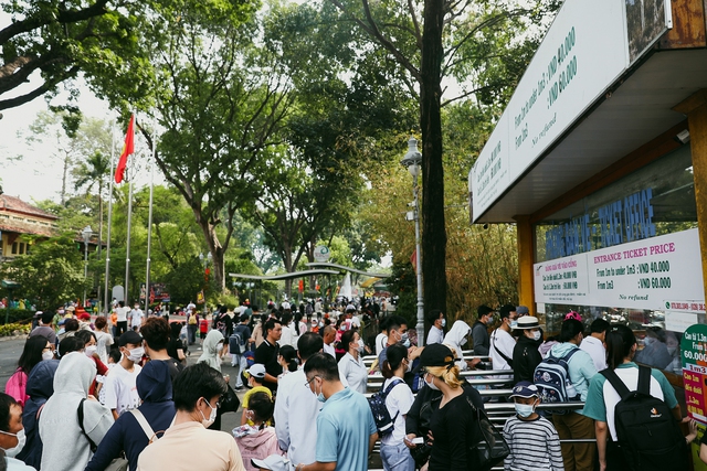 Trung t&acirc;m TP.HCM vắng lặng trong ng&agrave;y đầu kỳ nghỉ lễ, nhưng chỉ c&oacute; 2 nơi n&agrave;y đ&ocirc;ng nghịt người xếp h&agrave;ng - Ảnh 10.