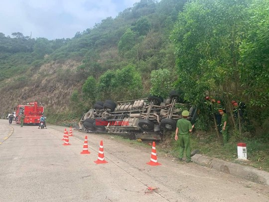 Phú Yên: Xe dưa lật vào vách núi, ít nhất 1 người chết, 8 người trọng thương - Ảnh 3.